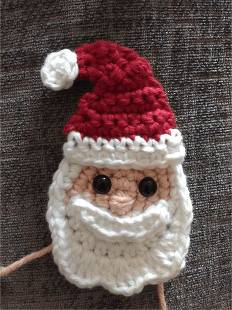 Free crochet pattern - Santa Claus Appliqué - Natalina Craft Scrapbook Card Ideas, Cards For Scrapbook, Christmas Applique Patterns, How To Make Cards, Crochet Santa Hat, Santa Applique, Crochet Christmas Ornaments Free, Crochet Applique Patterns Free, Crochet Ornament Patterns