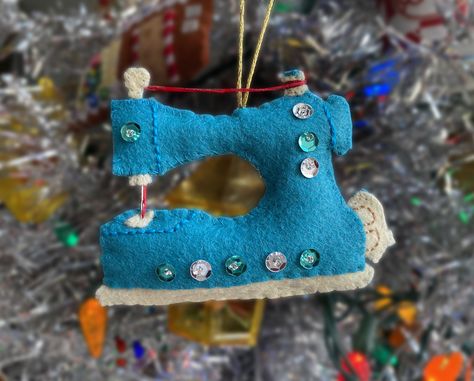 Sewing Machine Christmas Ornaments, Felt Sewing Machine Ornament, Sewing Themed Christmas Ornaments, Sewing Machine Ornament, Easy Holiday Diy, Felt Sewing, Holiday Crafts Diy, Ornament Tutorial, Simple Holidays