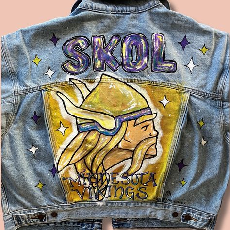 On Sundays we FOOTBALL in our gameday outfits 🏈 ✌🏼Bethany Follow if you’re feelin’ peachy 🍑 @peachypaintershop Etsy Artist | Custom Painted Denim Jackets Sport Jackets | Minnesota Artist | Muralist #etsyartist #customdenimjacket #vikings #mnvikings #jacketart #baltimoreravens #mnartist #footballfashion #paintedjackets #packers #gamedayoutfit #minnesotaartist Gameday Outfits, Custom Denim Jacket, E.t Art, Painted Denim Jacket, Painted Jacket, Football Fashion, Artist Custom, Painted Denim, Gameday Outfit