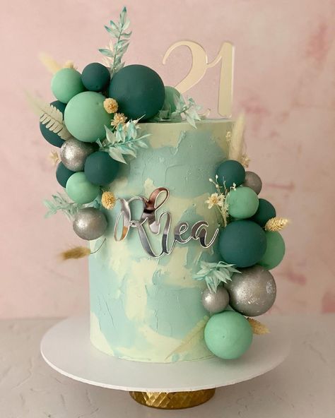 Birthday Cake Ideas For Adults Women, 18th Birthday Cake Designs, Glamorous Wedding Cakes, Green Birthday Cakes, Decor Tort, Torte Decorate, 18th Cake, Pearl Cake, Green Avocado