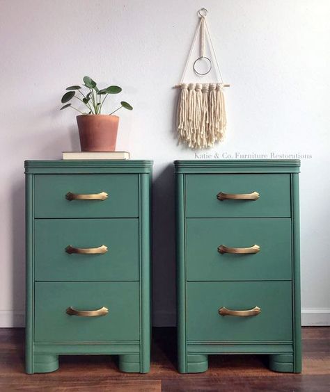 Custom Mixed Green Art Deco Side Tables | General Finishes Design Center Art Deco Night Stands, Painted Bedside Tables Night Stands, Colorful Bedside Table, Green Painted Furniture, Art Deco Side Table, Nightstand Makeover, Painted Side Tables, Green Art Deco, Bed Stand