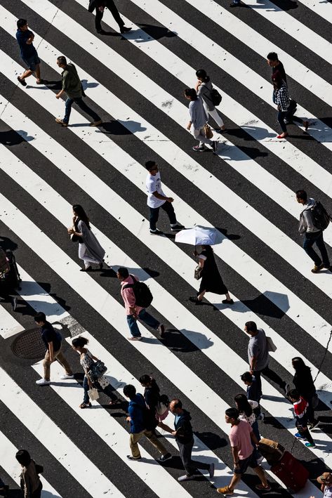 peoples walking on pedestrian lane Urban Pictures, Tokyo Shibuya, Japan Picture, People Pictures, People Walking, City Wallpaper, Retro Print, Jolie Photo, Photo Images