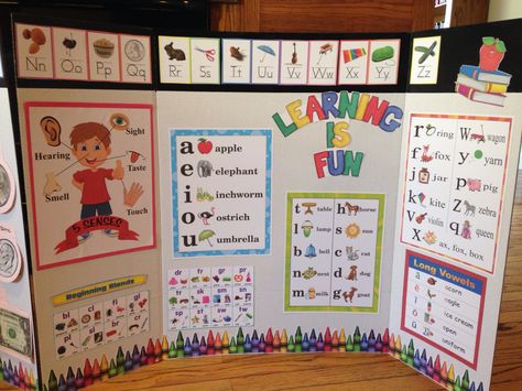 Portable homeschool board kindergarten Diy Preschool Learning Board, Learning Board Ideas, Homeschool Poster Board Ideas, Preschool Homeschool Board, Diy Chart Stand Classroom, Tri Fold Poster Board Ideas Kids, Smart Board Activities For Kindergarten, Portable Circle Time Board, Learning Portuguese