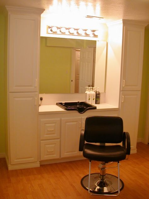 Home salon Small Salon, Home Hair Salons, Salon Stations, Shampoo Bowls, Salon Suites, Hair Salons, Salon Style, Home Salon, Salon Design