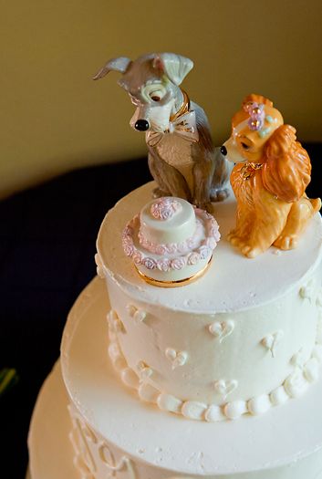 lady and the tramp wedding cake topper Lady And The Tramp Wedding Theme, Cool Wedding Cake Toppers, Lady And The Tramp Wedding, Wedding Cake With Dog, Cute Wedding Cake Toppers, Wedding Toppers, Cake Toppers Wedding, Disney Wedding Rings, Disney Cake Toppers