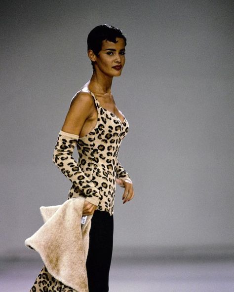 Leopard fever at Azzedine Alaïa a/w 1991 ready-to-wear Michaela Bercu, Azzedine Alaïa, Leopard Print Fashion, 80s And 90s Fashion, Azzedine Alaia, 90s Models, Animal Print Fashion, Vogue Paris, 90s Fashion