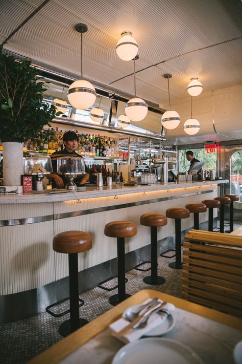 The Chicest Diner in New York - The Londoner Diner Interior, Breakfast Diner, Diner Aesthetic, Diner Restaurant, Diner Decor, Vintage Diner, Retro Cafe, Retro Diner, American Diner