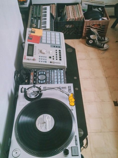 Dj Turntable, Michael Rodriguez, Home Music Rooms, Home Studio Setup, Music Studio Room, Dj Setup, Home Recording Studio, Home Studio Music, Dream Studio