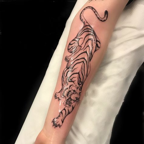 Matt Stopps🌴 on Instagram: “Thanks Caitlin, this tiger was a really fun tattoo to do. Apologies to anyone I didn’t get back to about the free space yesterday, I do…” Arm Tattoos Tiger, Tiger Tattoo Thigh, Tiger Forearm Tattoo, Tricep Tattoos, Japanese Tiger Tattoo, Tiger Tattoo Sleeve, Tatuagem Masculina Pequena, Leopard Tattoos, Tiger Tattoo Design