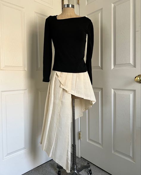 Assymetrical Skirt Outfits, Skirt Drape, Fashion Fits, Bella Hadid, Upcycle Clothes, Skirt Outfits, Couture Fashion, Skirt Fashion, Knit Dress