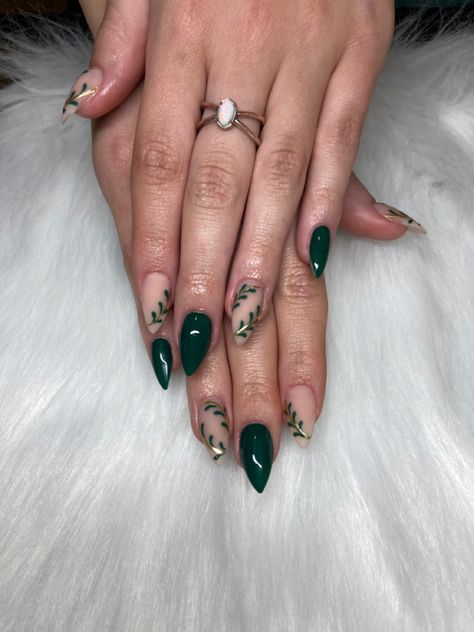 Forest Green Acrylics, Elegant Emerald Green Nails, Homecoming Nails Dark Green, Acrylic Nail Designs Dark Green, Wedding Nails Green And White, Emerald Green Nail Designs Simple, Emerald Gel Nails, Emerald And White Nails, Simple Dark Green Nail Designs