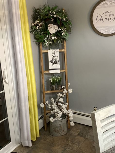 Ladder Decor Living Room, Farmhouse Ladder Decor, Corner Decor Ideas, Blanket Ladder Decor, Farmhouse Ladder, Diy Farmhouse Ideas, Corner Decor, Wooden Ladder, Farmhouse Decor Living Room