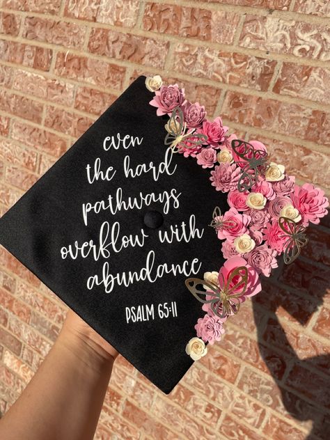 Human Resources Graduation Cap, Hr Graduation Cap Ideas, Graduation Cap With Flowers, Flower Graduation Cap, Rolled Flowers, College Graduation Pictures, Grad Ideas, Cap Decoration, Post Grad