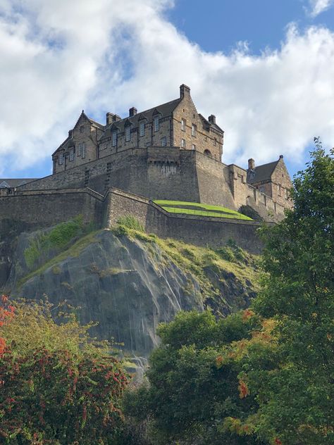 Edinburgh Castle Aesthetic, Scottish Culture Aesthetic, Medieval Britain, Edinburgh Castle Scotland, Scotland Aesthetic, Edinburgh Scotland Travel, Castles To Visit, Scotland History, Scottish Countryside