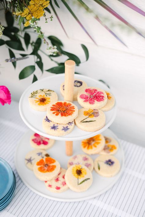 Wildflower Party, Wildflower Bridal Shower, Bridal Shower Inspo, Garden Bridal Showers, Wildflower Baby Shower, Spring Bridal Shower, Baby In Bloom, Wedding Party Ideas, Bloom Baby