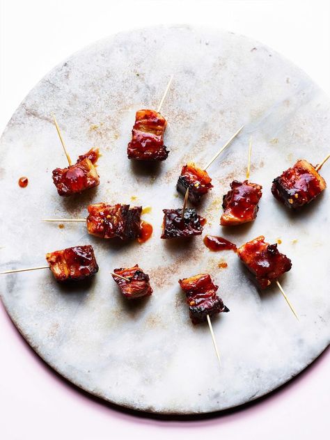 This crunchy pork bite appetizer recipe is perfect for a holiday celebration with the fam! Delicious chili spice and sweet and tangy marmalade make these pork belly bites a true amuse-bouche and a treat for the whole family. Try them out on New Year’s Eve! Best Pork Belly Recipe, Canape Recipes, Easy Canapes, Food Savoury, Christmas Canapes, Party Nibbles, Sunday Food, Canapes Recipes, Bacon Wrapped Dates