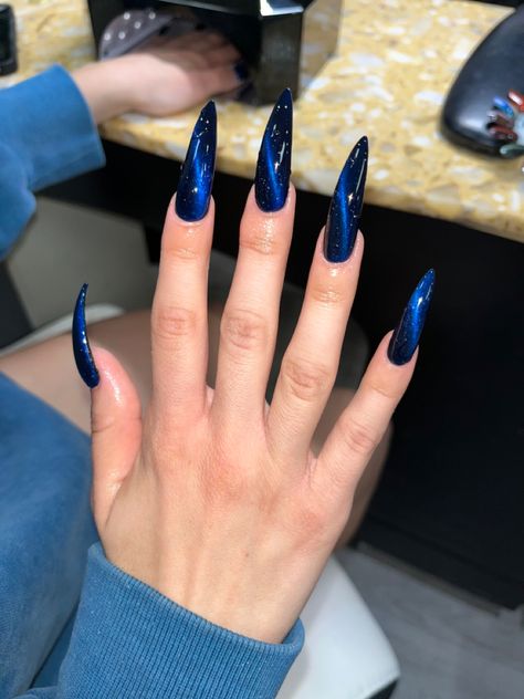 Aesthetic, blue nail polish, acrylic nail design inspo Blue Stiletto Nails, Pedicure And Manicure, Stilleto Nails Designs, Blue Gel Nails, Punk Nails, Blue Acrylic Nails, Goth Nails, Pointed Nails, Cat Eye Nails