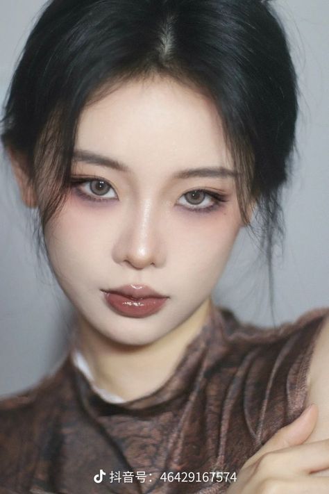 Chinese Douyin Makeup Look Fall/Winter Makeup Look Korean Fall Makeup, Green Makeup Korean, Deer Face Type Korea, Douyin Vampire Makeup, Fall Makeup 2023, Green Douyin Makeup, Soft Vampire Makeup, Cold Tone Makeup, Discreet Makeup