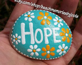 Rock Gifts, Stone Art Painting, Painted Rocks Kids, Painted Rocks Craft, Painted Rocks Diy, Rock Painting Ideas Easy, Rock Painting Patterns, Painted Stone, Rock Painting Designs