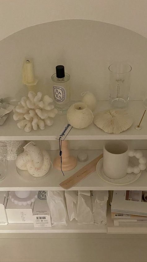 Korean Shelf Aesthetic, Minimal House Decor, Pearly Interiors, Korean Decor, Beige Icons:), Pastel House, Aesthetic Rooms, Minimal Decor, Pretty Decor