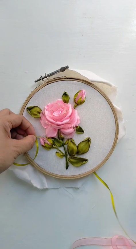 Hand Ideas, Embroidery Rose, Embroidery Ribbon, Ribbon Embroidery Tutorial, Lazy Daisy Stitch, Hand Embroidery Tutorial, Types Of Embroidery, Rose Embroidery, Ribbon Work