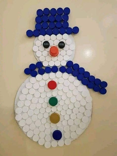 Bottle Cap Christmas Crafts, Bottle Cap Decorations, Diy Bottle Cap Crafts, Bottle Top Crafts, Plastic Bottle Crafts Diy, Plastic Bottle Caps, Bottle Cap Art, Handmade Christmas Crafts, Bottle Cap Crafts