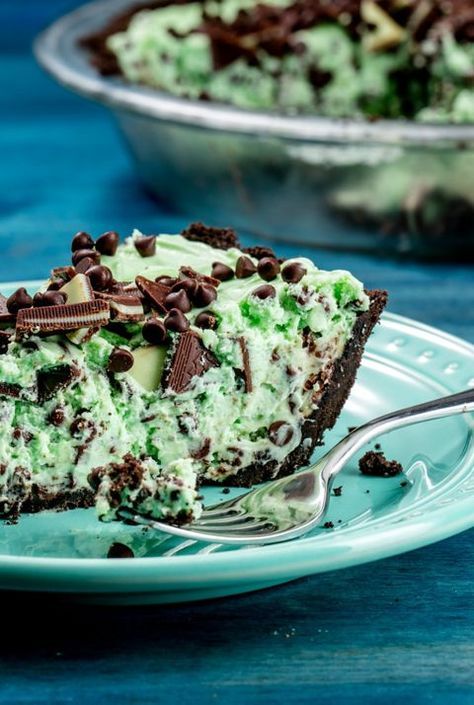 Chocolate Mint Pie, Easy Irish Desserts, Mint Chocolate Chip Pie, Mint Pie, Summer Pie Recipes, Mint Chocolate Desserts, Chocolate Chip Pie, Baking Recipes Pie, Irish Desserts