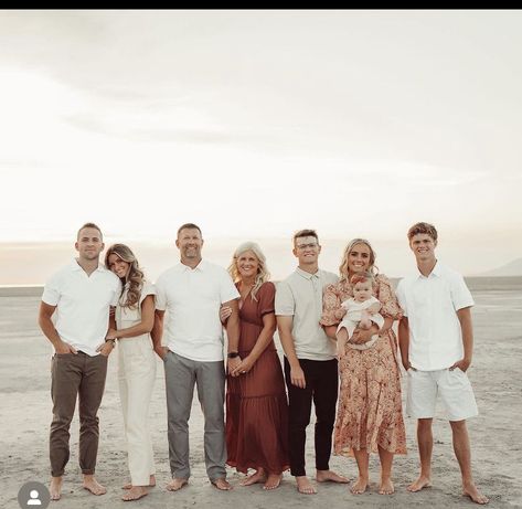 Large Group Beach Photos, Beach Family Pics Color Schemes, Extended Family Beach Pictures Outfits, Extended Family Pictures Beach, Cruise Family Photo Outfits, Extended Family Beach Photos, Fall Beach Photoshoot Family, Winter Beach Family Photos, Beach Photoshoot Outfits Family