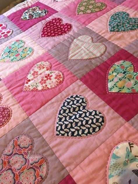 Heart Patchwork Quilt, Heart Quilts Applique, Applique Heart Quilt, Aplique Quilts, Applique Hearts, Birthday Quilt, Quilted Hearts, Patchwork Quilting Designs, Heart Quilts