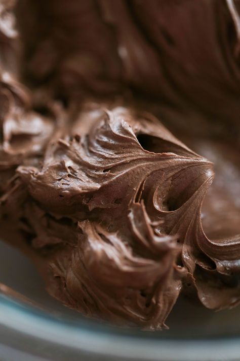 Chocolate Frosting Easy Simple Chocolate Frosting Easy, Chocolate Frosting Recipe Easy, Chocolate Cake Icing, Best Frosting, Chocolate Icing Recipes, Chocolate Cake Frosting, Homemade Chocolate Frosting, Chocolate Cobbler, Icing Recipes