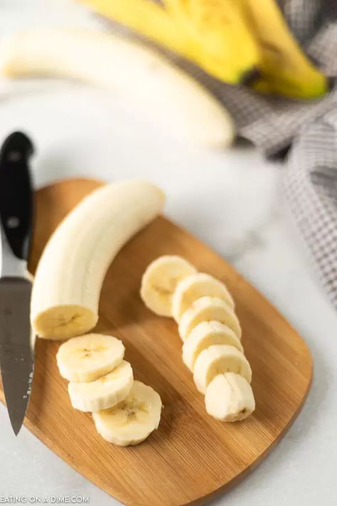 Learn how to freeze bananas so you can easily use them for smoothies or for baking. I love freeze bananas to use in banana bread and I love using frozen slices of bananas in my Smoothies. Learn how to save money by freezing bananas. #eatingonadime #freezertips #bananas Freezing Bananas, Banana Photography, Banana Phone, Freezing Fruit, Sliced Banana, Freezing Food, Canning Food Preservation, Banana Fruit, Frozen Foods