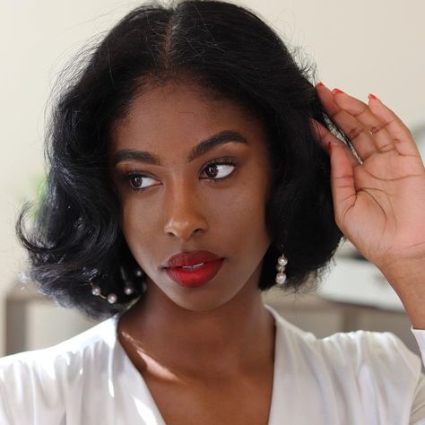 Red Lip Brown Skin, Dark Skin Makeup With Red Lips, Dark Skin Red Lip Makeup, Dark Skin Red Lip, Black Women Lips Aesthetic, Model Influencer, Hairstyles For Teens, Black Things, Cute Hairstyles For Teens