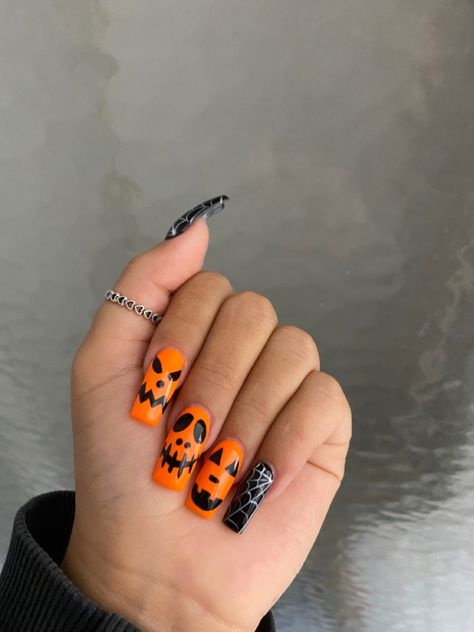 Orange And White Halloween Nails, Jackolantern Nails, Nails Halloween Pumpkin, Scary Halloween Nails Design, Halloween Nail Ideas, Cartoon Nails, Spooky Nails, Halloween Acrylic Nails, Matte Black Nails