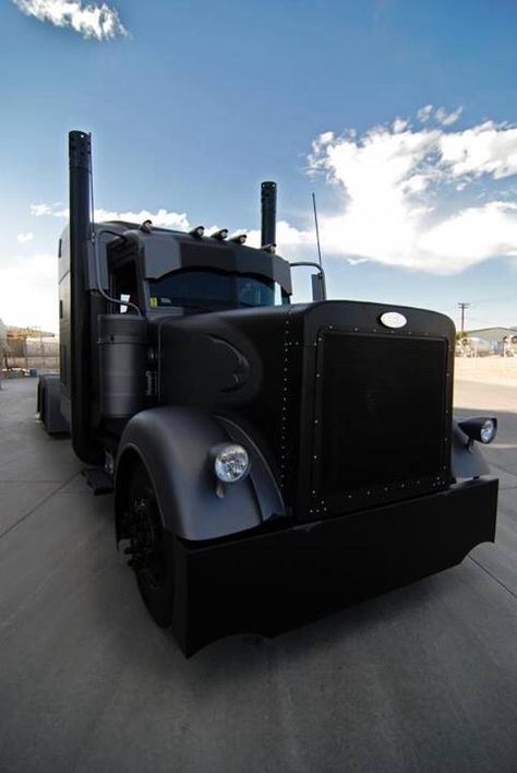 Matte blacked out Peterbilt Black Peterbilt, Matte Cars, Fast Life, Heavy Construction Equipment, Custom Big Rigs, Peterbilt 379, Lifted Chevy, Jacked Up Trucks, Show Trucks