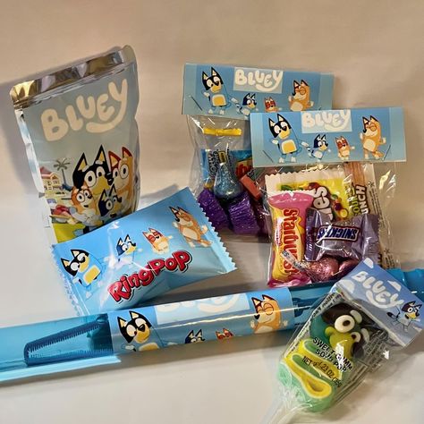 Individual birthday bundle with Bluey theme 🩵 : wrapped ring pop 💍, candy goodie bags with toppers 🍬, Bluey capri sun, Bluey bubbles 🫧, and Bluey gummy pop 🍭. Order for an individual or for a whole party or class🎈 Can be personalized with pictures and any theme! . . . #bluey #blueytheme #blueybirthday #birthdayparty #birthdaygift #easygift #easygiftideas #custompartyfavors #customgifts #endeavorgraphicdesign Bluey Birthday Party Gift Bags, Bluey Candy Bag Ideas, Bluey Birthday Gift Bags, Bluey Party Favor Boxes, Bluey Chip Bags, Capri Sun, Ring Pop, Custom Party Favors, Wrap Rings