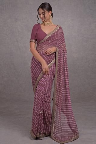 Sarees Blouse Designs, Leheriya Saree, Chiffon Blouses Designs, Women Talking, Simple Saree Designs, Backless Blouse Designs, New Saree Blouse Designs, Fashionable Saree Blouse Designs, Traditional Blouse Designs