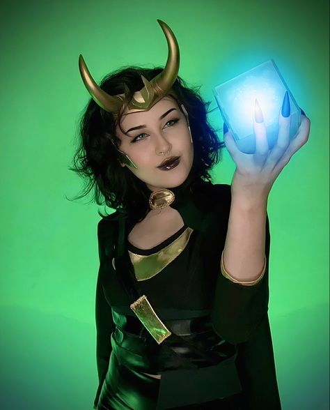 Loki Cosplay Female Diy, Fem Loki Cosplay, Loki Inspired Makeup, Loki Cosplay Female, Loki Makeup, Lady Loki Costume, Loki Halloween Costume, 16 Bday Ideas, Marvel Makeup