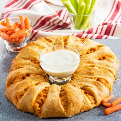 Buffalo Chicken Ring with Crescent Rolls Crescent Roll Ring Recipes, Buffalo Chicken Crescent, Buffalo Chicken Ring, Crescent Roll Ring, Chicken Crescent Ring, Buffalo Chicken Appetizers, Crescent Roll Recipes Dinner, Chicken Ring, My Heavenly Recipes