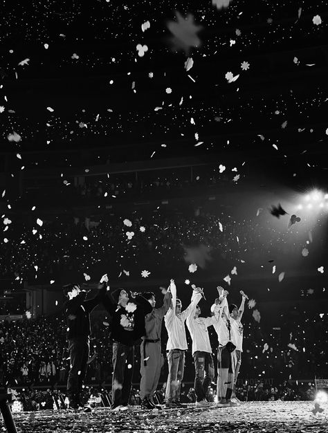 Bts Black And White Aesthetic Ot7, Kpop Wallpaper Black And White, Bts Ot7 Black And White, New Year Lockscreen, Bts Wallpaper Black And White, Bts Black Wallpaper, Cute Emoji Combinations, Foto Best Friend, Bts Bg