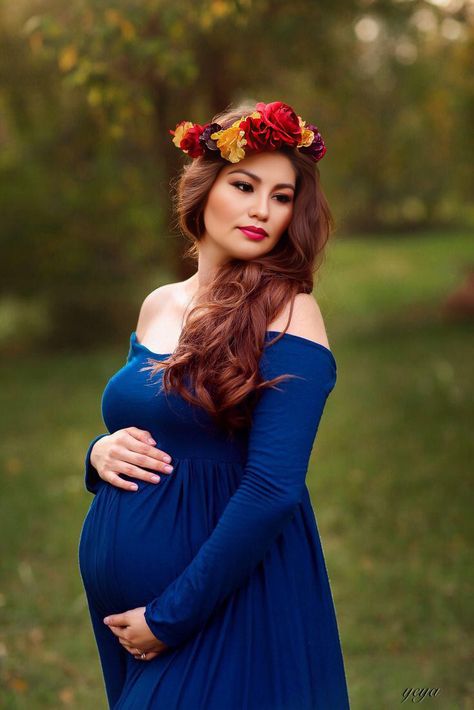 Hairstyles For Pregnant Women, Pregnant Women Photoshoot, Indian Maternity Photos, Bridesmaid Hair Messy, Pregnancy Hairstyles, Maternity Gown Photography, Indian Maternity, Women Photoshoot, Maternity Photography Family