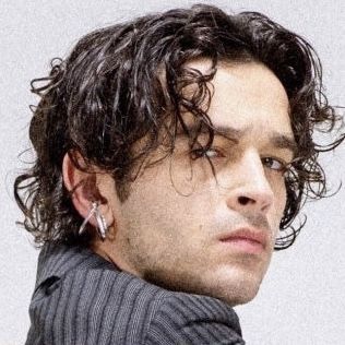 Matty Healy Close Up, Matty Healy Bleached Hair, Matty Healy Straight Hair, Matt Healy Hair, Matty Healy Aesthetic, Matty Healy Hair, Ratty Healy, Truman Black, Matthew Healy