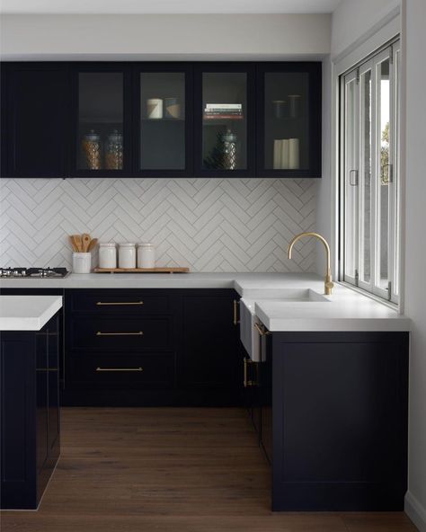 L Shaped Black Kitchen, Modern Kitchen Backsplash, Kitchen Backsplash, Backsplash, New Kitchen, Modern Kitchen, Woodworking, Sweet Home, Dream House