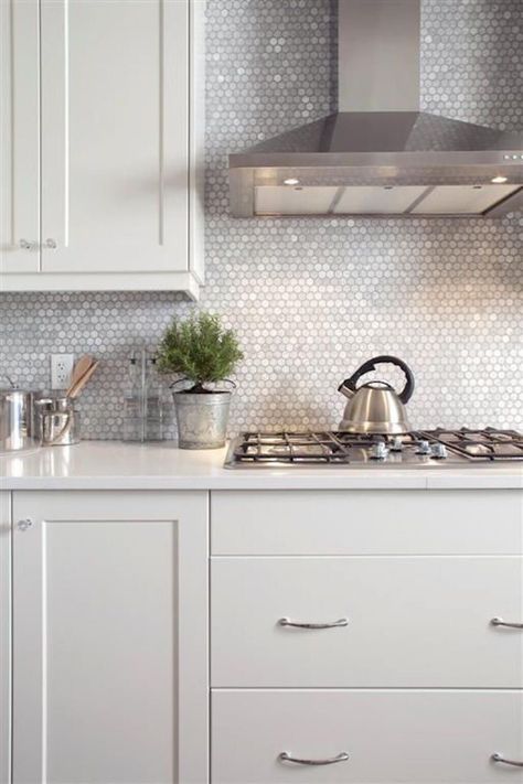 Penny Tiles Kitchen, Penny Tile Backsplash, Countertop Concrete, Modern Kitchen Backsplash, Kitchen Splashback Tiles, White Kitchen Backsplash, Penny Tile, Kitchen Backsplash Designs, All White Kitchen