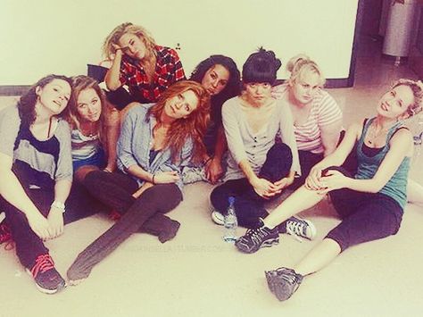 The Barden Bellas, the cast on set of Pitch Perfect. Bellas Pitch Perfect, Pitch Perfect Chloe, Pitch Perfect Memes, Anna Kendrick Pitch Perfect, Pitch Perfect Movie, Pitch Perfect 1, Anna Camp, Pitch Perfect 2, Brittany Snow