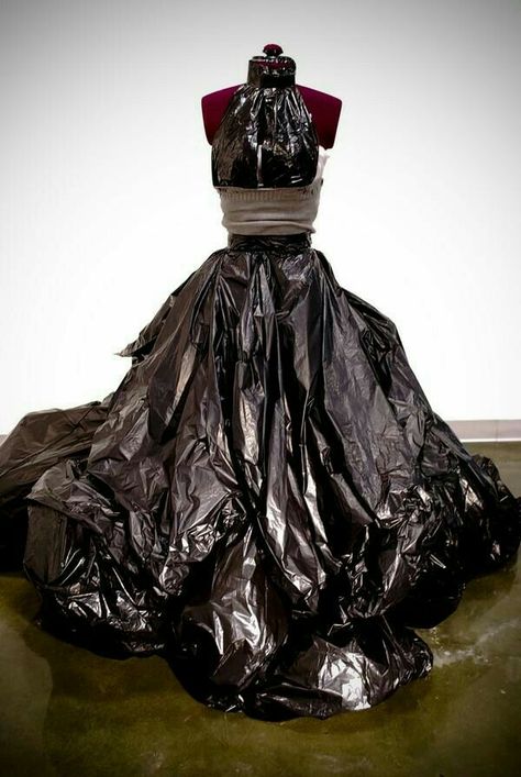 Trash bag dress Garbage Bag Dress, Trash Bag Dress, Recycled Costumes, Trash Fashion, Recycled Outfits, Recycled Dress, Diy Kostüm, Plastic Dress, Gaun Fashion