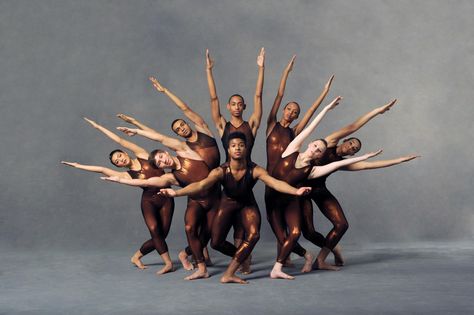 Amazing group shot Group Dance Formations, End Poses For Dance Group, Dance Ending Poses Group, Dance Group Photoshoot, Dance Group Pictures, Dance Group Photos, Dance Group Photography, Group Dance Poses, Dance Formations