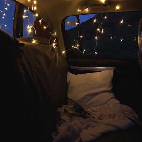 Cosy Night Aesthetic, Cozy Night Aesthetic, Decor Christmas Home, Hippie Car, Van Life Diy, 70s Hippie, Cozy Aesthetic, Home Decor Christmas, Christmas Home Decor