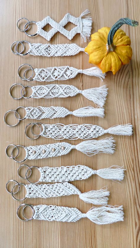 Macrame Keyring Tutorial, Macrame Patterns Beginner Step By Step, Macrame Keychain Diy Tutorials, Macrame Keychain Pattern, Diy Macrame Wall Hanging, Macrame Jewelry Tutorial, Macrame Plant Hanger Tutorial, Macrame Knots Tutorial, Macrame Knots Pattern