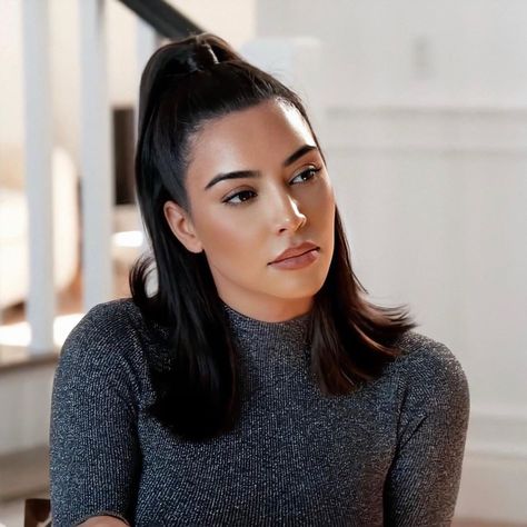 Kim Kardashian Updates on Instagram: “LOOK 2 @KUWTK” Kardashian Makeup, Kim Kardashian Hair, Kardashian Hair, Kim Kardashian Outfits, Half Ponytail, Kardashian Outfit, Hair Upstyles, Work Hairstyles, Penteado Cabelo Curto