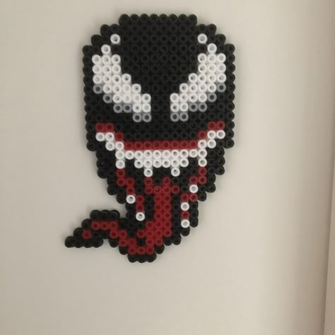 Pärlplatta. Venom (huvud). Ändrade en del i mallen. Iron Man Perler Bead Pattern, Marvel Melty Beads, Tv Show Perler Beads, Perler Beads Ideas Marvel, Orange Perler Bead Patterns, Bratz Perler Beads, Venom Perler Beads, Perler Bead Patterns Spiderman, Miles Morales Perler Beads